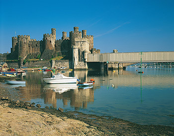 Conwy Castle and boats.jpg